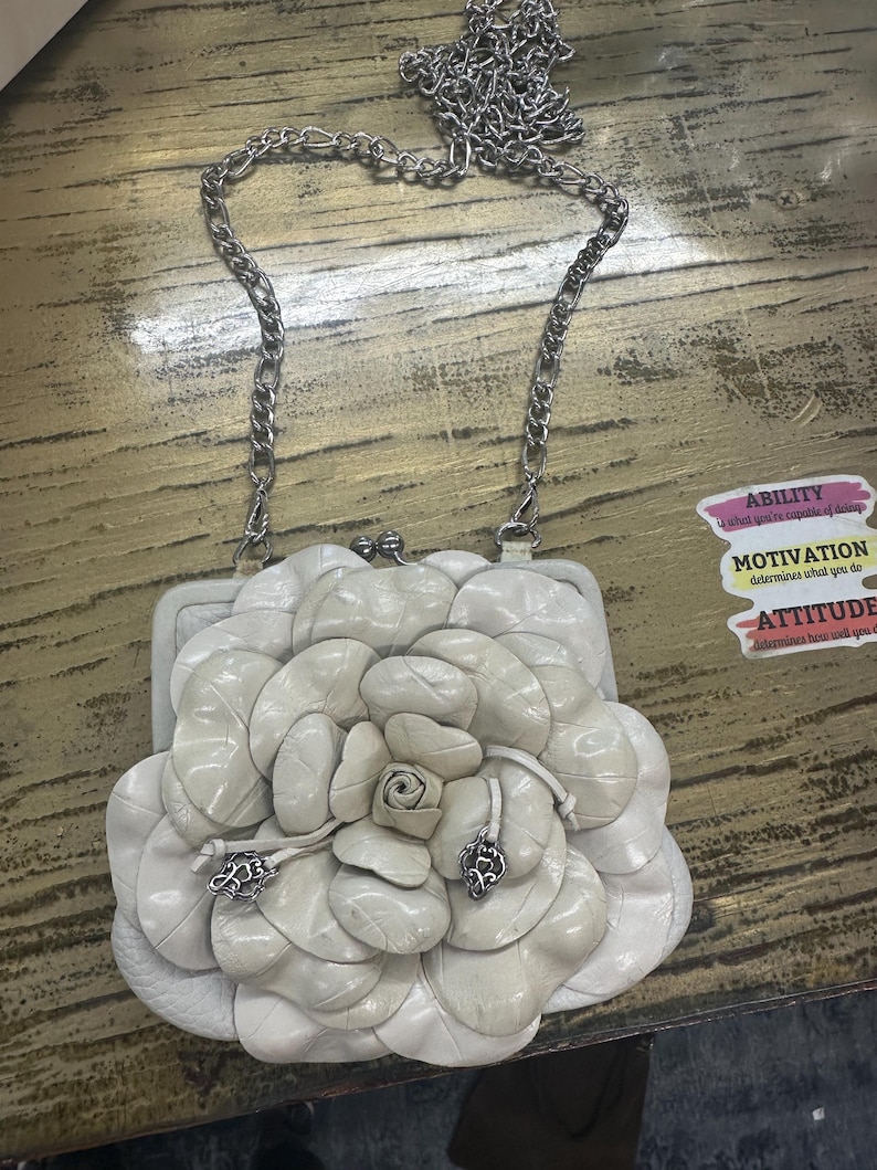 Peut inclure: Panneau en bois rustique avec l'inscription "Welcome to our home" en lettres blanches. Le panneau pr&eacute;sente une finition vieillie et un design simple et accueillant, id&eacute;al pour la d&eacute;coration de porte.