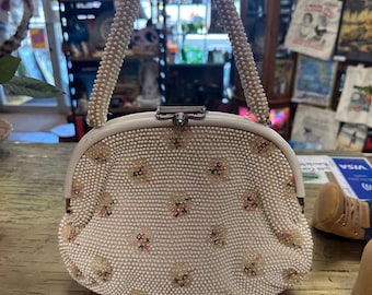 Bolsa vintage com flores e miçangas