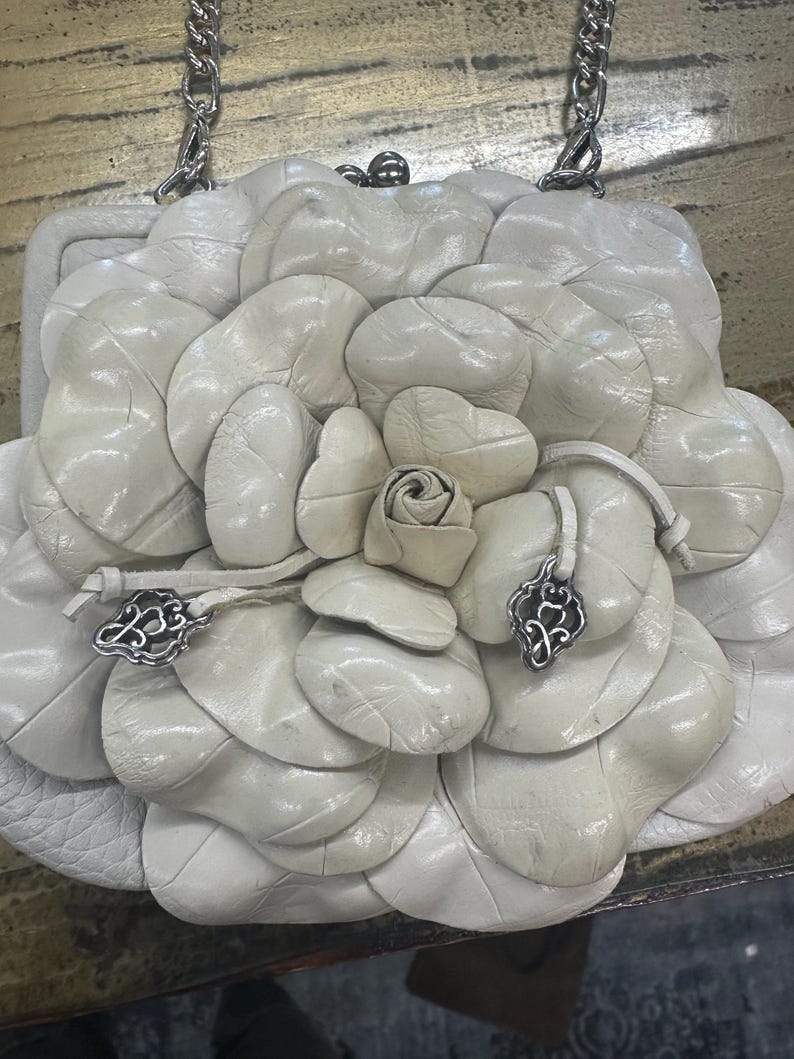 Sac à main vintage ivoire Brighton avec fleurs 3D image 2