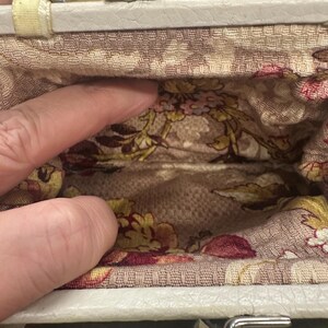 Peut inclure: Panneau en bois rustique avec l'inscription "Welcome to our home" en lettres blanches. Le panneau pr&eacute;sente une finition vieillie et un design simple et accueillant, id&eacute;al pour un porche ou une entr&eacute;e.