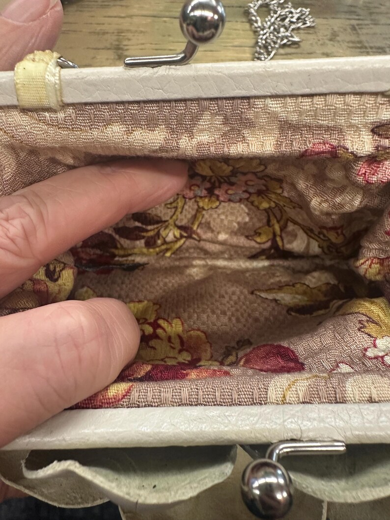 Peut inclure: Panneau en bois rustique avec l'inscription "Welcome to our home" en lettres blanches. Le panneau pr&eacute;sente une finition vieillie et un design simple et accueillant, id&eacute;al pour un porche ou une entr&eacute;e.