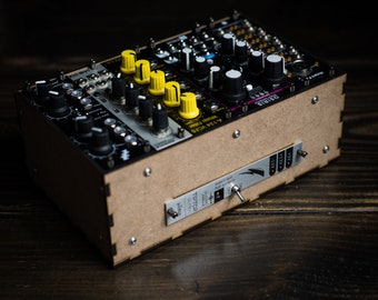 Skiffy 42: Skiff-stijl lasergesneden en 3D-geprinte 42 pk Eurorack-koffer