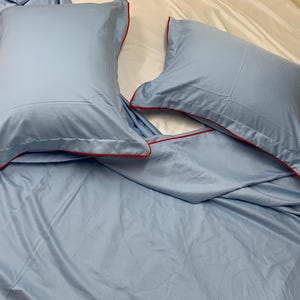 Juego de funda nórdica de satén de algodón azul claro de 400 hilos con puntada de hotel y borde con ribete, 1 funda nórdica y 2 fundas de almohada imagen 3
