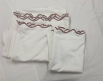 100 % bomullssatin Hotel Stitch 400 TC pilgrimsmusslingsbroderad kant vit enfärgad 4-delad lakan (8"/20 cm till 25"/64 cm djupt dra-på-lakan)