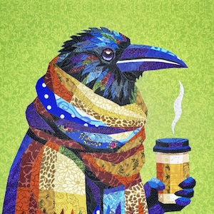 Könnte beinhalten: Eine blaue und violette Krähe, die einen bunten Patchwork-Schal trägt und eine braune und weiße Tasse Kaffee zum Mitnehmen hält.