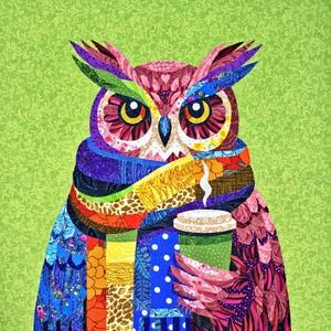 Könnte beinhalten: Eine bunte Eule, die einen Schal trägt und eine Tasse Kaffee hält. Die Eule ist aus Stoffresten gefertigt und hat einen skurrilen, volkstümlichen Stil.