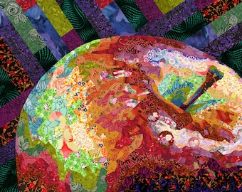Puede incluir: Una colcha colorida con un diseño de patchwork que presenta varios patrones florales y formas geométricas. La colcha está hecha de diferentes telas en tonos de rojo, naranja, amarillo, verde, azul y morado. La colcha es una obra de arte única y hermosa.