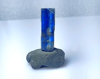 Grande cristallo grezzo di cianite blu del Nepal: fetta grezza gemma (15,25 ct)