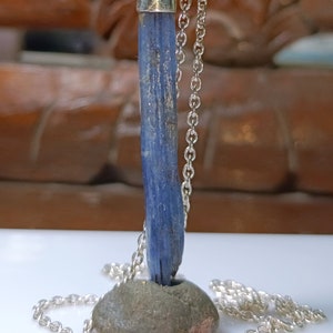 Electric blue roher Kyanit 925er Silber Anhänger Kristall Rare gemmy Rough Herz aus Himalaya Bild 7