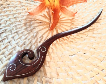 Wood-haired pic baguette bun sculpted handcrafted hairstyle