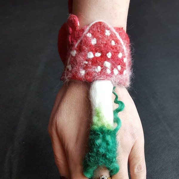 Pixie toadstools bracelet. Elf mushrooms cuff. Felted fairy tale arm warmer, green witch festival costume.