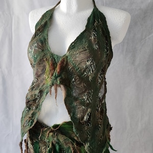 以下が含まれることがあります： 緑と茶色のフェルト素材のトップスとスカートで、葉っぱのデザインが施されています。トップスはホルターネックスタイルで、スカートは長く、ゆったりとしています。