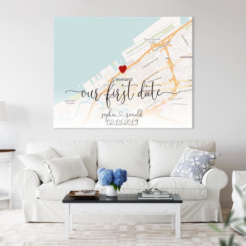 Puede incluir: Un mapa de Cleveland, Ohio con un coraz&oacute;n rojo marcando la ubicaci&oacute;n de "nuestra primera cita" con los nombres "sophia & ronald" y la fecha "02.15.2019" escritos debajo.