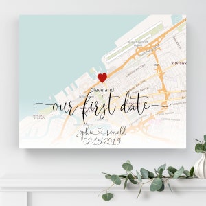 Puede incluir: Un mapa de Cleveland, Ohio con un coraz&oacute;n rojo marcando la ubicaci&oacute;n de "nuestra primera cita" con los nombres "sophia" y "ronald" y la fecha "02.15.2019" escrita debajo.