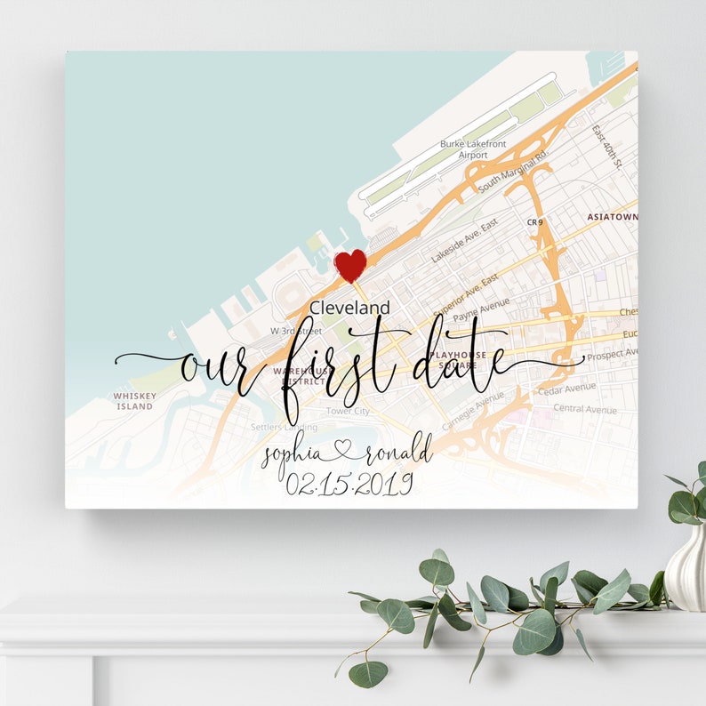 Puede incluir: Un mapa de Cleveland, Ohio con un coraz&oacute;n rojo marcando la ubicaci&oacute;n de "nuestra primera cita" con los nombres "sophia" y "ronald" y la fecha "02.15.2019" escrita debajo.