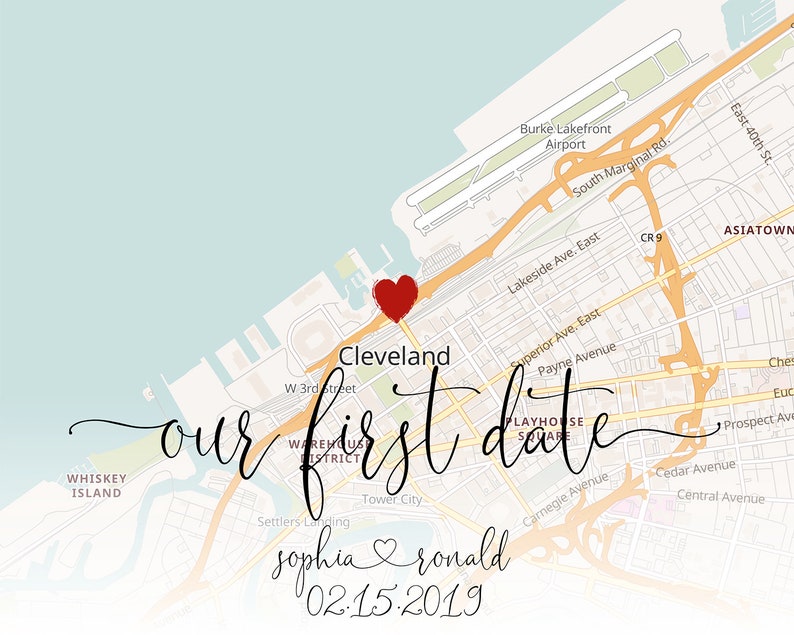 Puede incluir: Un mapa de Cleveland, Ohio con un coraz&oacute;n rojo marcando la ubicaci&oacute;n de "nuestra primera cita" con los nombres "sophia" y "ronald" y la fecha "02.15.2019" escrita debajo.