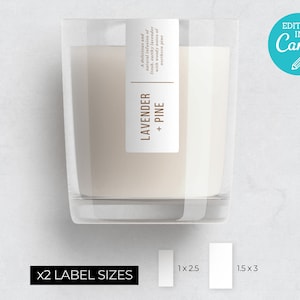 Peut inclure: Un bocal à bougie en verre transparent avec une étiquette blanche sur laquelle est inscrit "LAVENDER + PINE". L'étiquette comprend également une description du parfum : "Une infusion délicieuse et naturelle de lavande fraîche et terreuse avec des notes boisées de pin du nord".