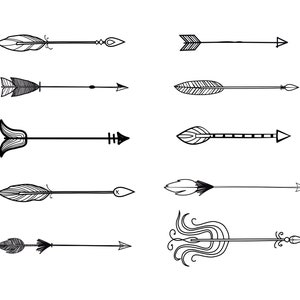Pode incluir: Uma cole&ccedil;&atilde;o de dez setas decorativas em preto e branco com v&aacute;rios desenhos de penas e pontas de flecha. As setas est&atilde;o dispostas horizontalmente sobre um fundo branco, mostrando uma variedade de estilos e padr&otilde;es art&iacute;sticos.