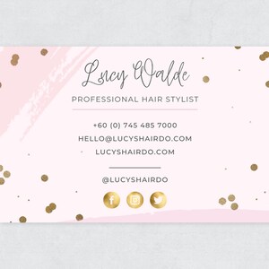 Puede incluir: Una tarjeta de visita rosa y dorada con el nombre "Lucy Walde" y el t&iacute;tulo "Estilista de cabello profesional". La tarjeta tambi&eacute;n incluye un n&uacute;mero de tel&eacute;fono, una direcci&oacute;n de correo electr&oacute;nico, una direcci&oacute;n de sitio web y identificadores de redes sociales.