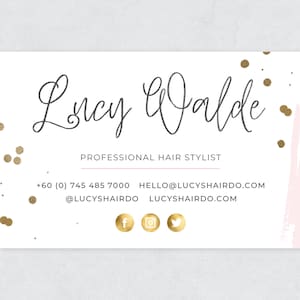 Puede incluir: Una tarjeta de visita blanca con confeti dorado y una pincelada rosa. El texto de la tarjeta dice "Lucy Walde, Estilista de cabello profesional, +60 (0) 745 485 7000, HELLO@LUCYSHAIRDO.COM, @LUCYSHAIRDO, LUCYSHAIRDO.COM". Hay iconos de redes sociales para Facebook, Instagram y Twitter.