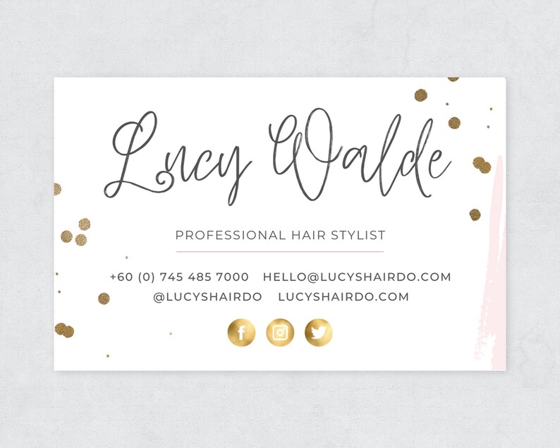 Puede incluir: Una tarjeta de visita blanca con confeti dorado y una pincelada rosa. El texto de la tarjeta dice "Lucy Walde, Estilista de cabello profesional, +60 (0) 745 485 7000, HELLO@LUCYSHAIRDO.COM, @LUCYSHAIRDO, LUCYSHAIRDO.COM". Hay iconos de redes sociales para Facebook, Instagram y Twitter.