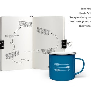 Pode incluir: Uma caneca esmaltada azul com desenhos de setas tribais brancas, ao lado de um caderno aberto preso com clipes. As p&aacute;ginas do caderno t&ecirc;m texto manuscrito e ilustra&ccedil;&otilde;es de setas. A imagem tamb&eacute;m inclui o texto "Tribal Arrows" e "Doodle Arrows".