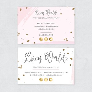 Puede incluir: Una tarjeta de visita rosa y blanca con detalles de purpurina dorada. La tarjeta presenta el nombre "Lucy Walde" y el texto "Estilista de cabello profesional". Tambi&eacute;n incluye informaci&oacute;n de contacto, una direcci&oacute;n de sitio web e iconos de redes sociales.