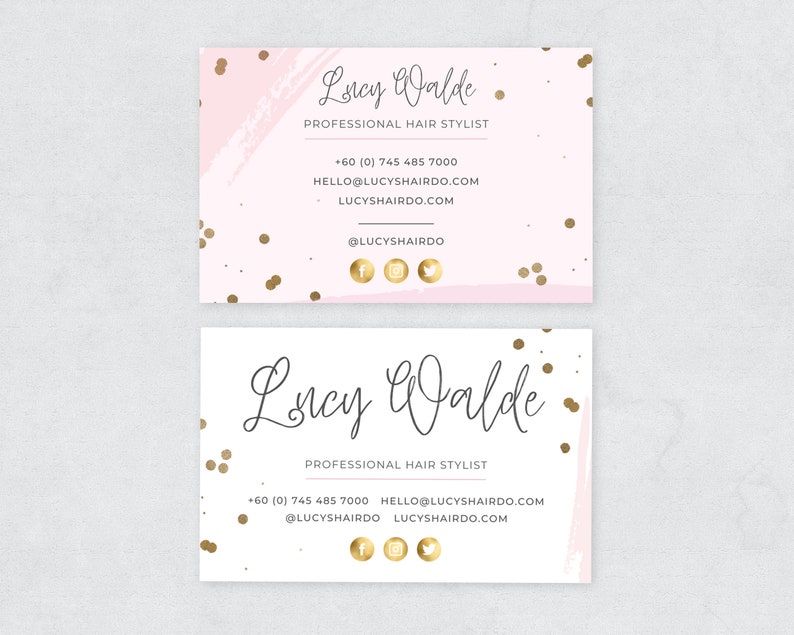 Puede incluir: Una tarjeta de visita rosa y blanca con detalles de purpurina dorada. La tarjeta presenta el nombre "Lucy Walde" y el texto "Estilista de cabello profesional". Tambi&eacute;n incluye informaci&oacute;n de contacto, una direcci&oacute;n de sitio web e iconos de redes sociales.