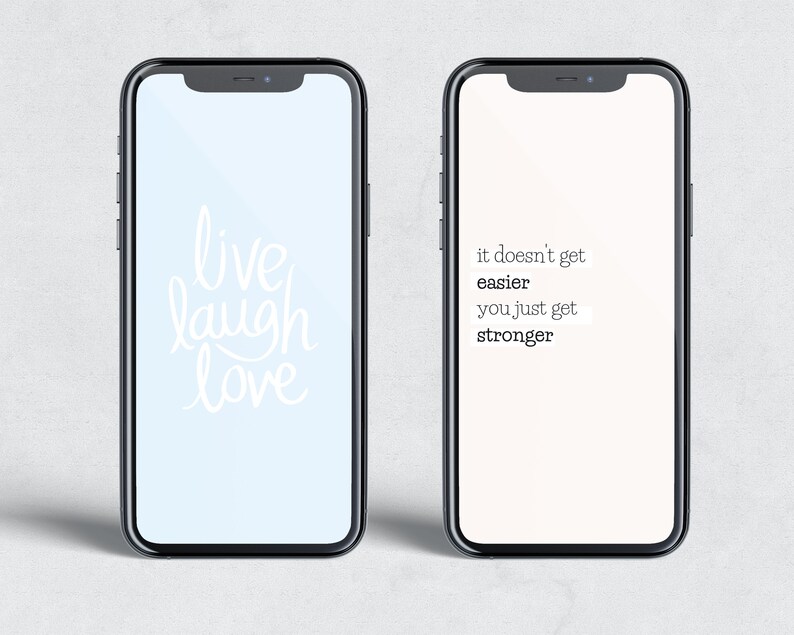 Puede incluir: Dos maquetas de pantalla de tel&eacute;fono con citas inspiradoras. El tel&eacute;fono de la izquierda tiene un fondo azul claro con el texto "live laugh love" en blanco. El tel&eacute;fono de la derecha tiene un fondo blanco con el texto "it doesn't get easier you just get stronger".