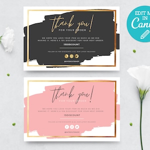 Peut inclure: Deux cartes de remerciement avec une bordure dorée et un design abstrait noir et blanc sur la carte du haut et un design abstrait rose et blanc sur la carte du bas. Le texte sur les deux cartes est "Merci !" et "15% de réduction".