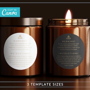 Op de afbeelding: Twee bruine glazen kaarsenpotten met gouden etiketten. De etiketten bevatten een waarschuwing en instructies voor het gebruik van de kaarsen. De tekst op de etiketten is in zwart en goud. De kaars rechts is aangestoken.