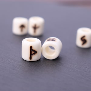 Deer Bone Runen Bartperle | Futhark Viking Runen Ringe | Haarperlen Knochen Bartperlen, Wikingerschmuck Asatru Keltischer Schmuck nordischer Mythologie