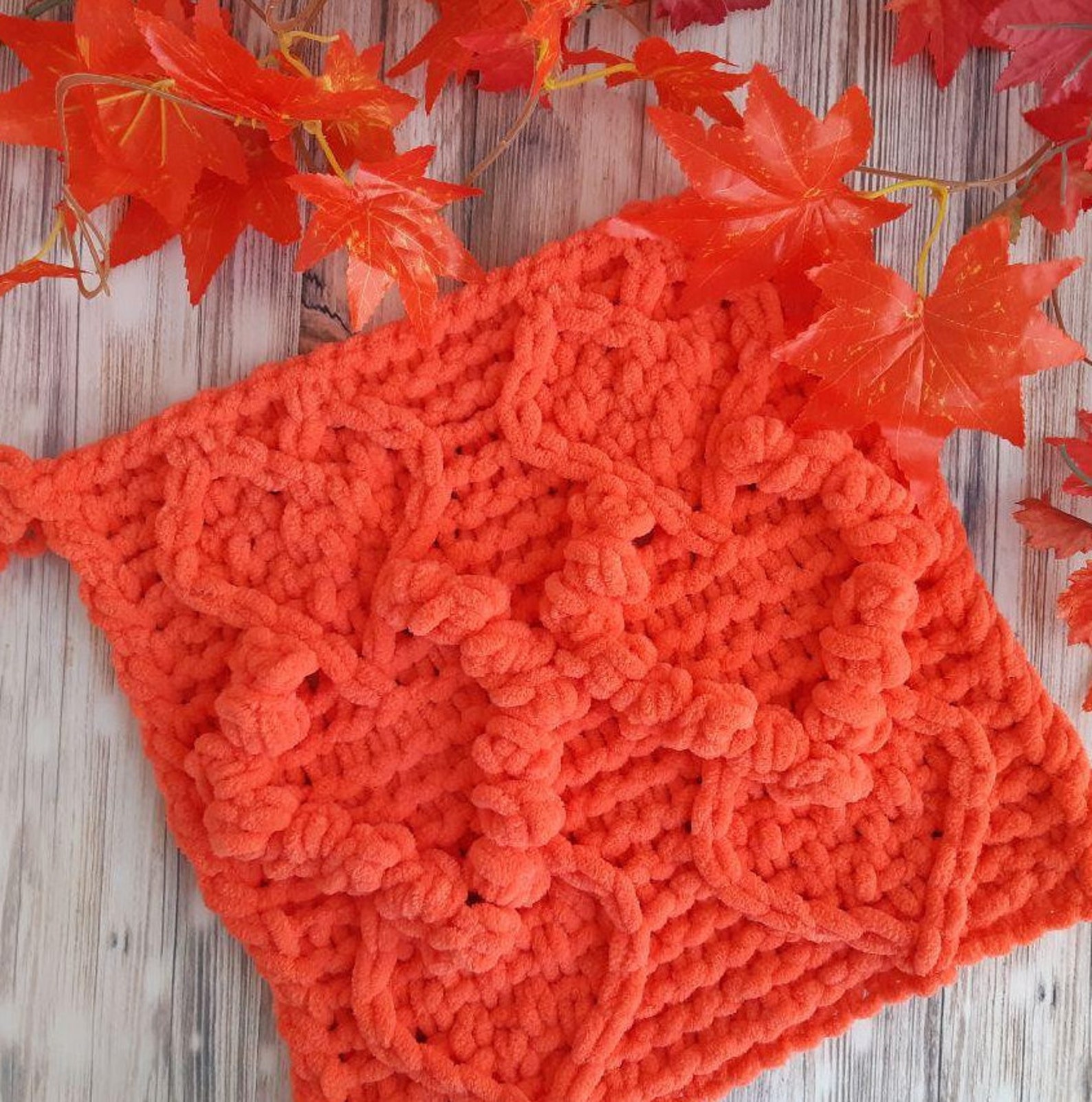 Patterns of yarn with loops for a knitted blanket. Knit Etsy