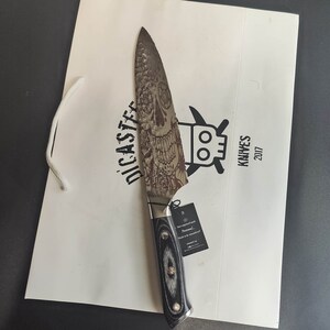 Kockkniv med graverad dödskalle, hamrad kökskniv i rostfritt stål, trähandtag