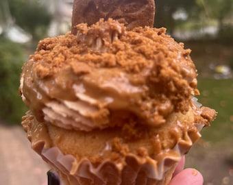 Cookie Butter Stuffed Cupcakes