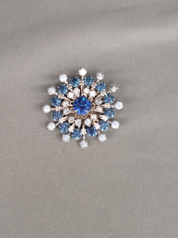 Beautiful Vintage Blue Rhinestone Brooch