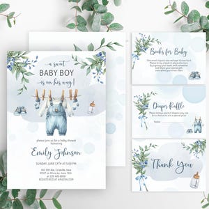 Babyparty Wäscheleine Einladung Blau Set. Ein süßer kleiner Junge ist unterwegs. Blaues Blumen Babypartyeinladungspaket. Korjl. 0185