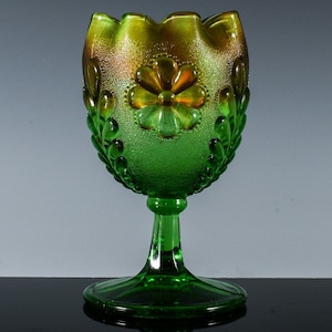 Difficile à trouver antique c1910 Northwood Daisy & Plume Green irisé Carnival Vase en verre sur pied en forme de rosace