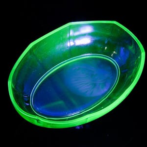 Unique Antique c1930s Art Deco Green Vaseline Uranium Glass Serving Throw Bowl Dish | Interesting Pointed Design | GLOWS
