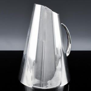 Très unique pichet à eau moderne Mid-Century en métal argenté primevère de Birks avec attrape-glace | Style unique et fait un grand vase !