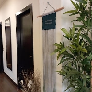 Boho Chic Makramee Wandhalter - Moderne Fibre Art für zeitgenössische Räume, natürliche Baumwolle, Boho Decor, strukturierte Wandkunst, handgewebte Faser