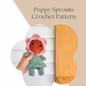 以下が含まれることがあります： ケシの芽のモチーフの、アミグルミ人形の編み図です。人形はピンクの花を頭につけ、緑色のドレスを着ています。この編み図は「Poppy Sprouts Crochet Pattern」と呼ばれ、「isla jean - STITCHERY - 」によって作られました。