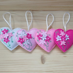 Vilten hartornamenten: roze en wit bloemendecor, set van 4&quot;