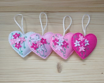 Pink and white Felt hearts with flowers, Set of 4, Retro-style floral décor, Gift for her, Plush hearts for spring and summer tree