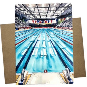 Puede incluir: Ilustración en acuarela de una piscina con agua azul y marcas de carril. La imagen está en una tarjeta de felicitación con un sobre marrón. La piscina tiene un bloque de salida y se ve desde el extremo de salida.
