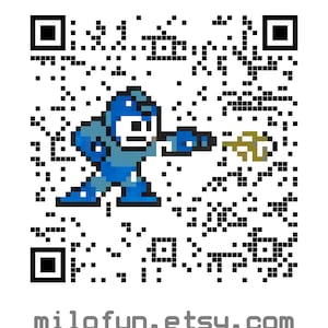 Può includere: Immagine pixelata di un personaggio blu che spara con un'arma dorata, circondato da un codice QR. Il testo "milofun.etsy.com" è visibile in basso, probabilmente un indirizzo del negozio.
