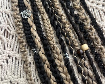 Trenzas mixtas castañas y rubias con extensiones de cabello sintético adornadas con cuentas de madera y encanto bohemio • Para extensiones de clip o coleta • Varios colores de cabello