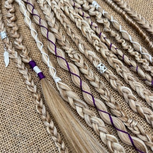Attachez les tresses avec des dreadlocks viking avec des accents violets et blancs • Cheveux de mariage viking • Extensions de cheveux de vacances • Tresses de festival