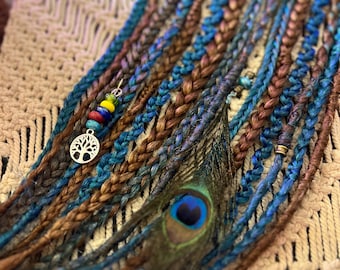 Petrol Zöpfe und Dreads mit Pfauenfeder & Mutter Erde Anhänger | Wikinger Haarschmuck | Festival| Renaissance | Cosplay | Boho-Haar