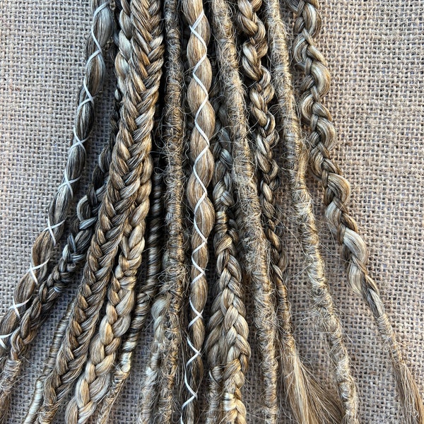 Medium asblonde dreadlocks en vlechten • Vlechtextensies voor bohohaar • SE-dreads • Pre-looped of clip-in dreadlocks • Synthetisch haar